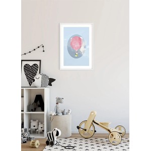 Komar Wandbild Happy Blue (30x40 cm) mit rosa Heißluftballon im Kinderzimmer.
