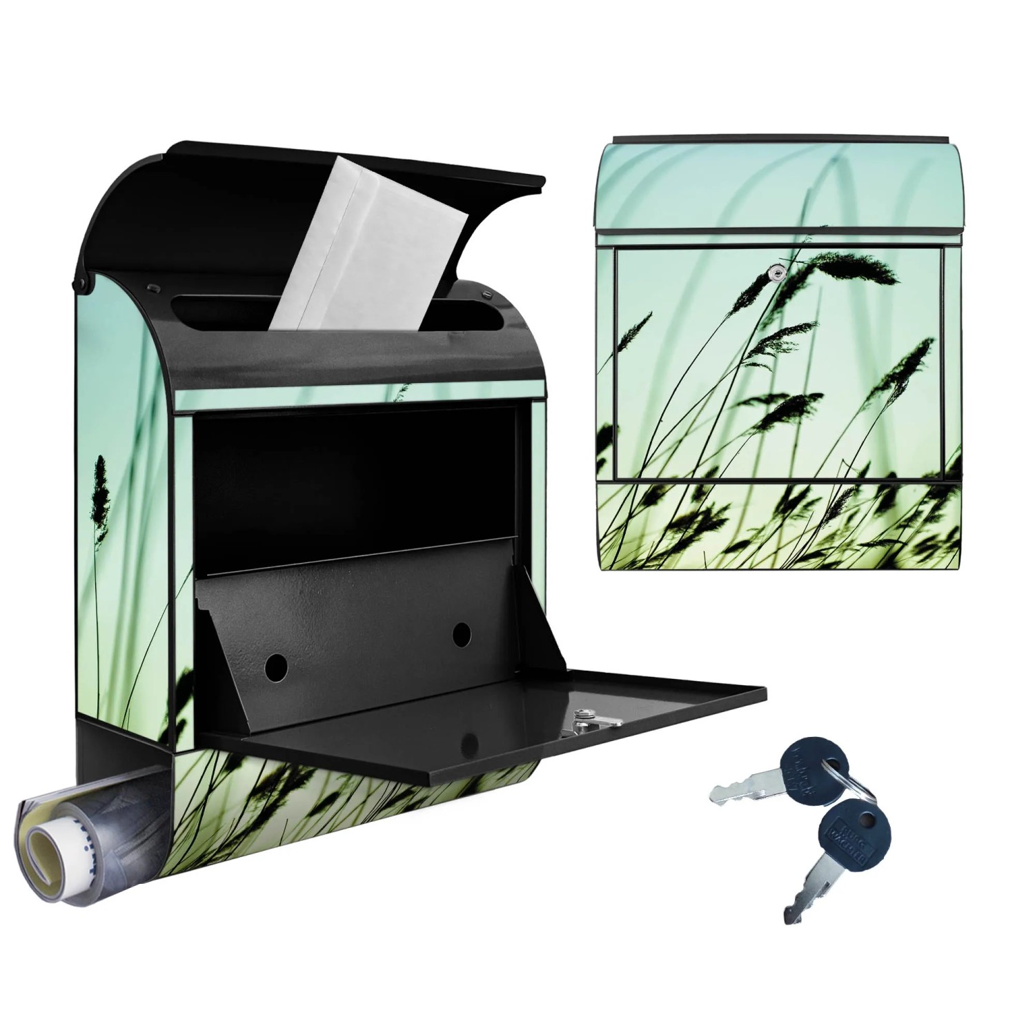 Schwarzer Design Briefkasten mit Gräser Motiv, Zeitungsfach und zwei Schlüsseln.