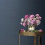 Dunkelblaue Erismann Vliestapete Casual Chic mit Textilstruktur und Blumenstrauß.