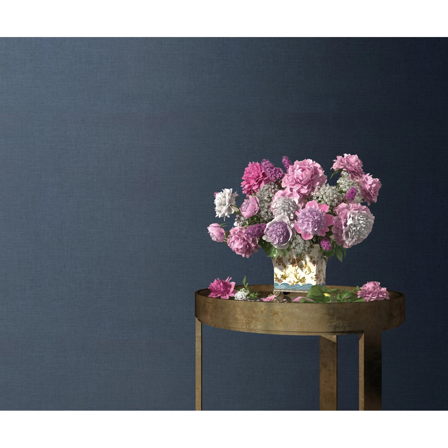 Dunkelblaue Erismann Vliestapete Casual Chic mit Textilstruktur und Blumenstrauß.