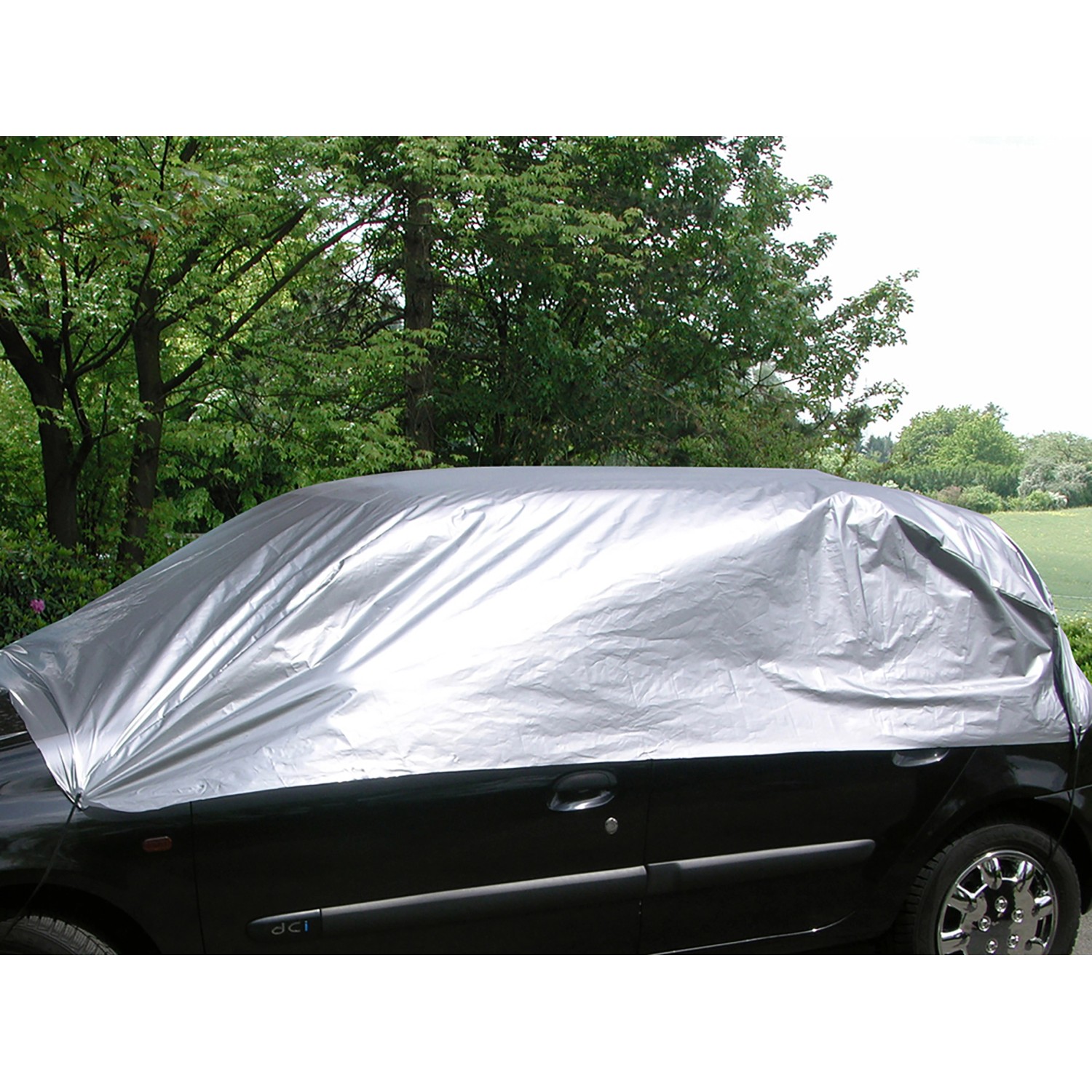 Silberne Eufab Halbgarage Gr. L mit Gummizug und Haken schützt Auto vor Witterung.