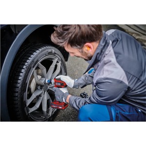 Einhell Akku-Schlagschrauber Impaxxo 18/230 beim Radwechsel am Auto.