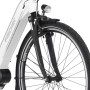 Detailaufnahme: Weißes Fischer Cita 3.1i E-Bike City-Fahrrad mit Vorderreifen, Gabel und Lampe.