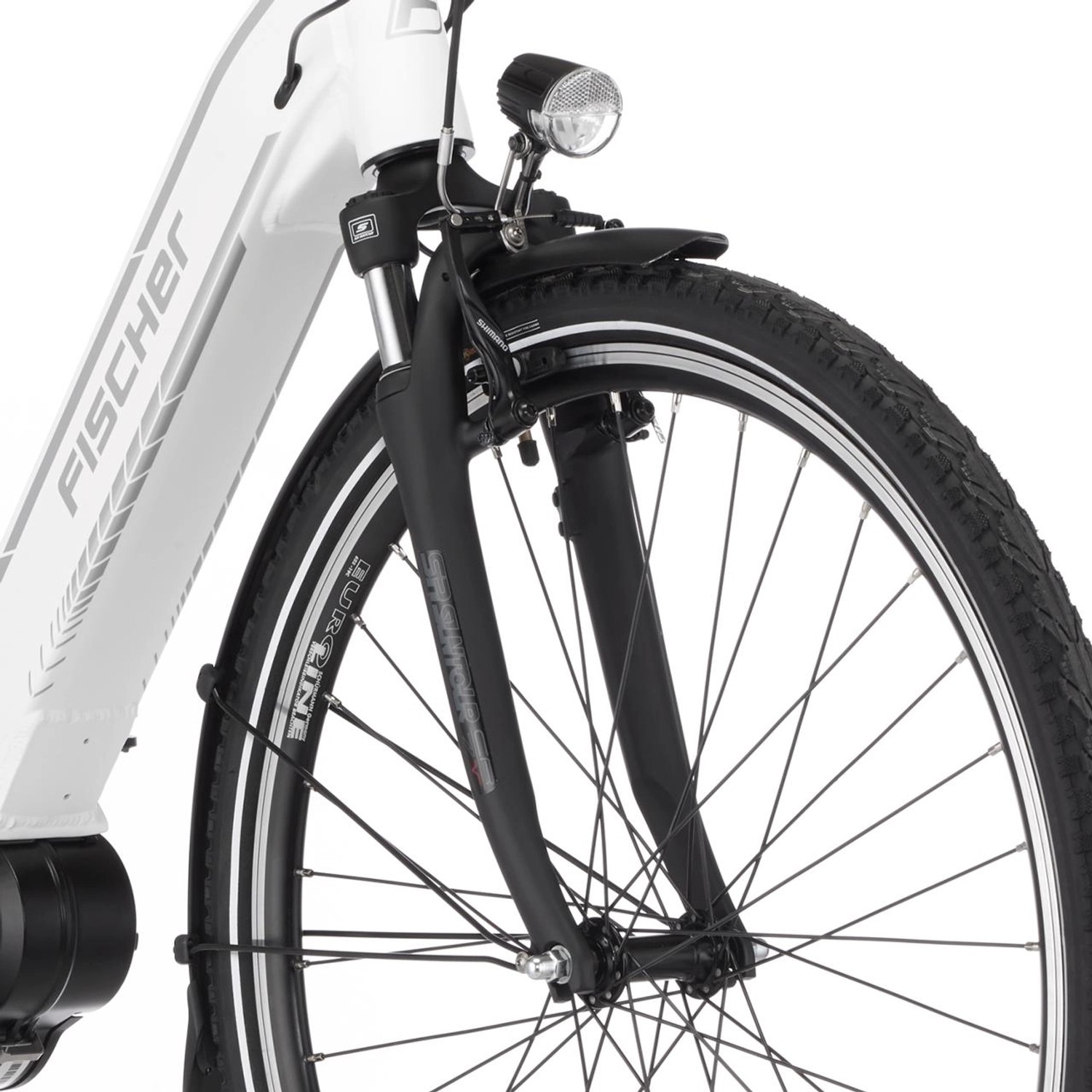 Detailaufnahme: Weißes Fischer Cita 3.1i E-Bike City-Fahrrad mit Vorderreifen, Gabel und Lampe.
