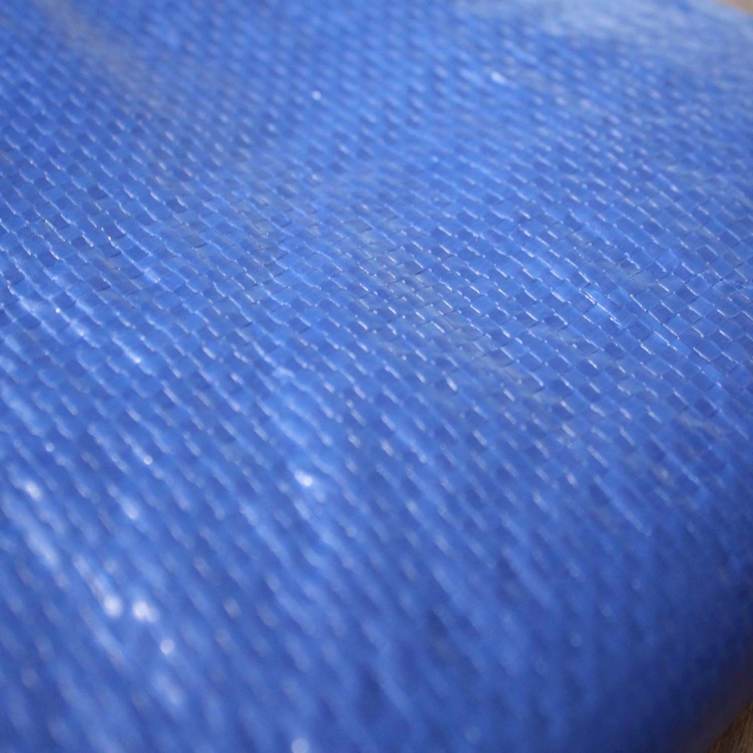 Detailaufnahme: Blaue Evolution Abdeckplane für runde Pools (400/420cm) aus Polyethylen.