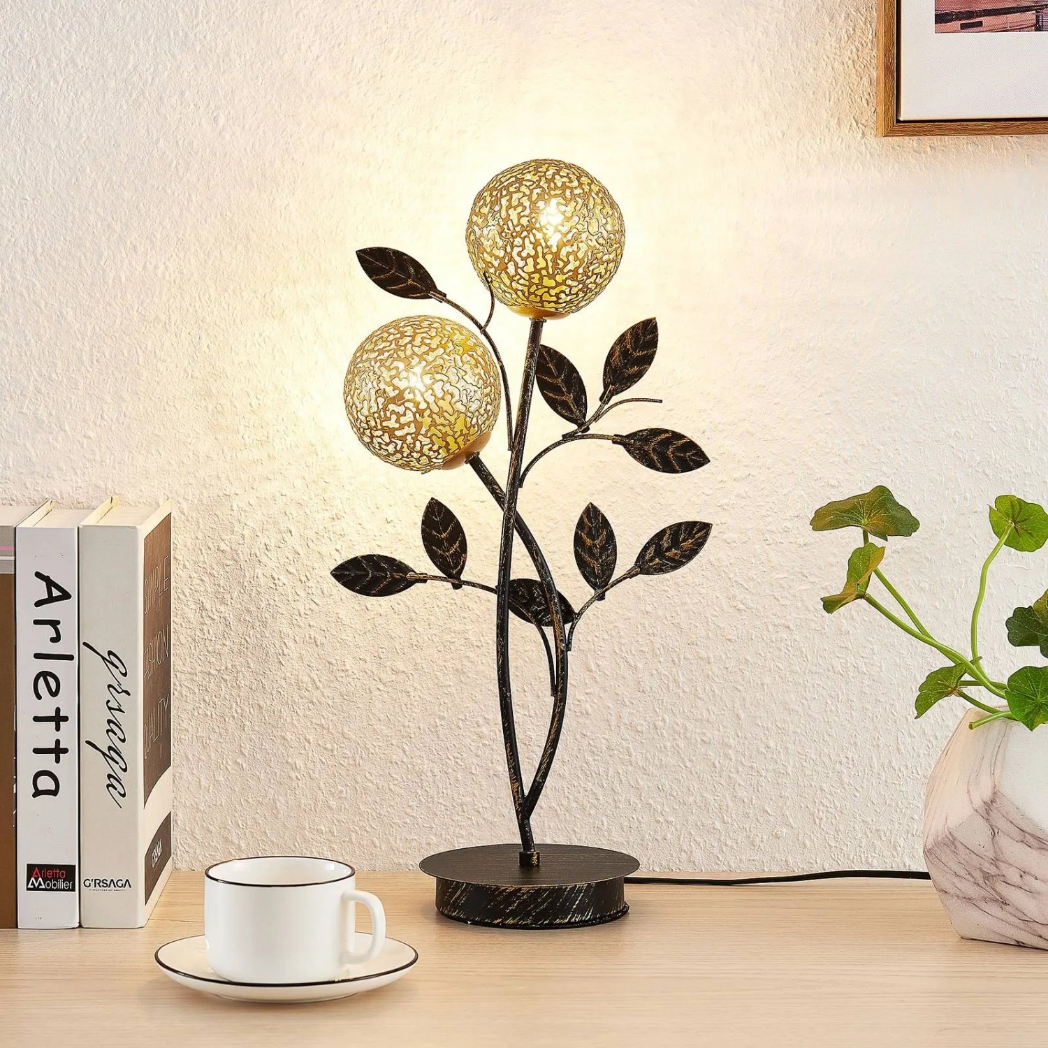 Schwarze Lucande Tischlampe Evory mit zwei floralen Lampenschirmen aus Metall für das Wohnzimmer.