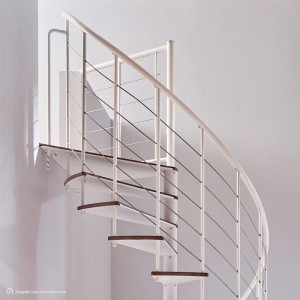 Elegante Intercon Wendeltreppe Select in Polar-Weiß mit dunklen Buchenstufen und modernem Metallgeländer für Innen.