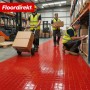 Roter PVC-Bodenbelag Check Quadra mit Quadratmuster in Lagerhalle mit Personen und Gabelstapler.