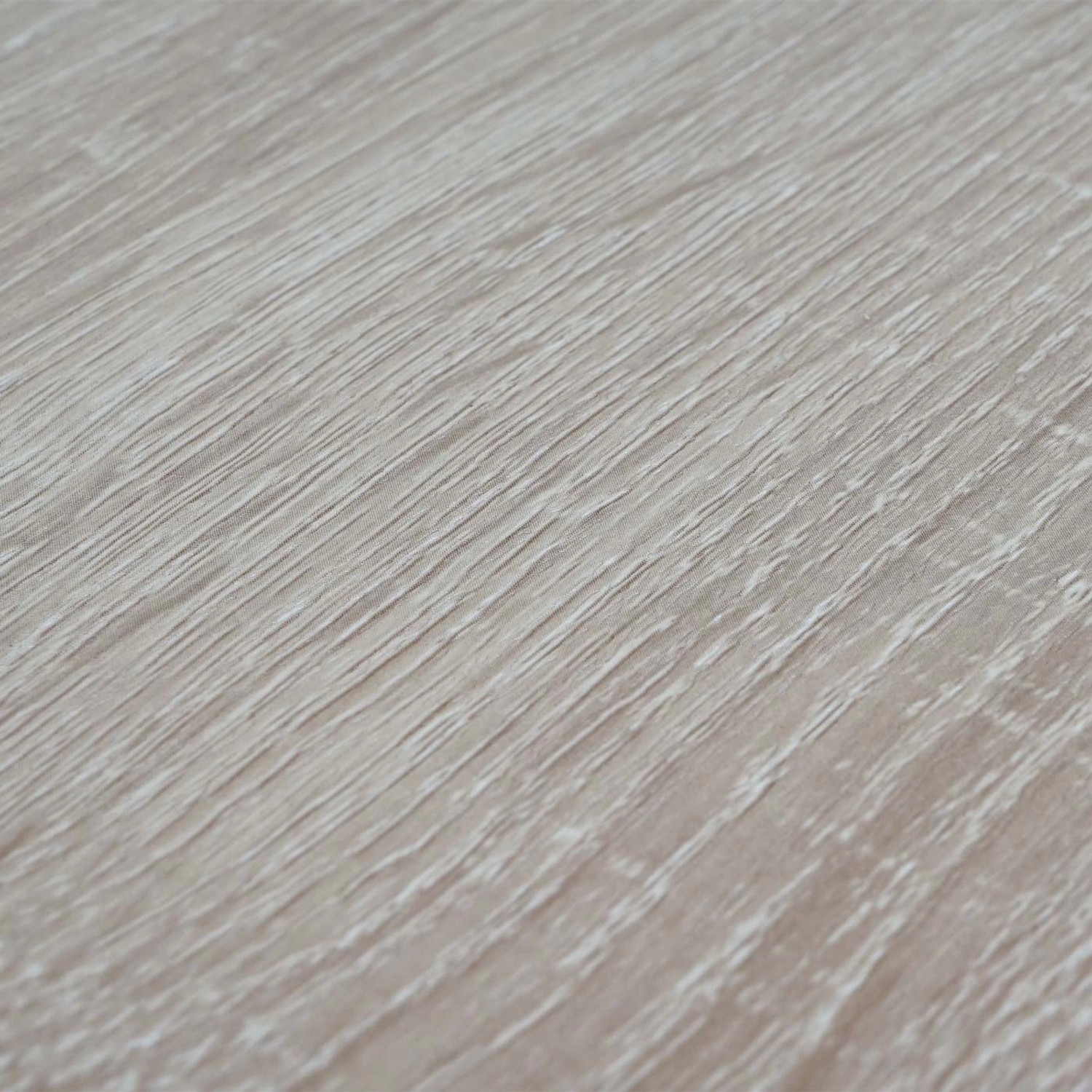 Detailaufnahme: Regalbrett in Eiche-Optik des MCW Bücherregals A27 mit 3D-Struktur.