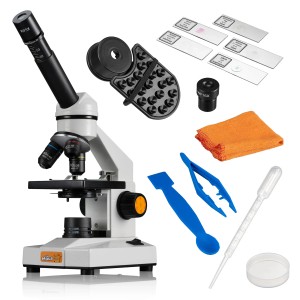 DieMaus Mikroskop Biolux Set: Weißes Mikroskop mit Zubehör wie Objektträger, Pinzette und Adapter.