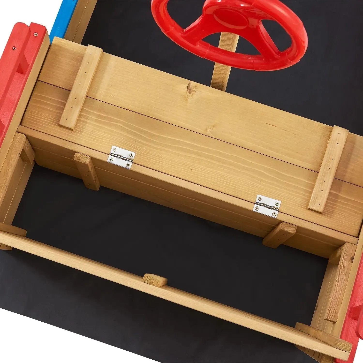 Detailaufnahme Sandkasten Käpt n Pit Piratenschiff aus Holz mit rotem Steuerrad und Bodenplane.