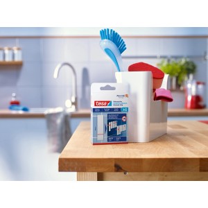 Tesa Klebestreifen für Fliesen und Metall, 3 kg, in Verpackung auf Holztisch.