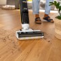 Kärcher Akku-Saugwischer FCV 3 in Aktion: Saugen, Wischen und Trocknen von Holzboden.