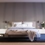 Schlafzimmer mit schwarzem Akustikpaneel Esche MDF an der Wand.