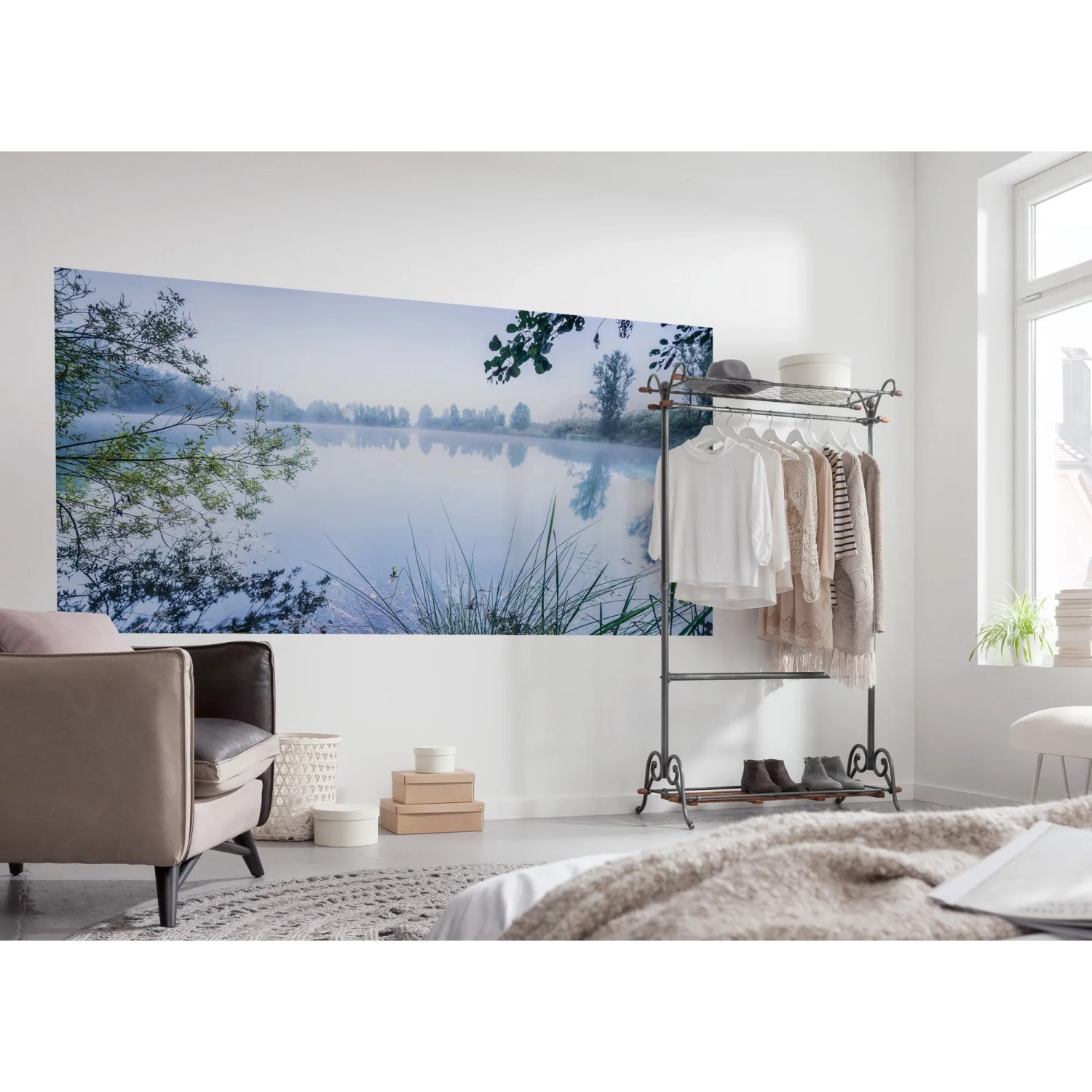 Komar Vlies Fototapete Morning View (200x100 cm) mit ruhiger See-Szene im Schlafzimmer.