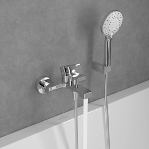 Villeroy & Boch Architectura Wannenarmatur in Chrom mit Handbrause und Wasserstrahl.