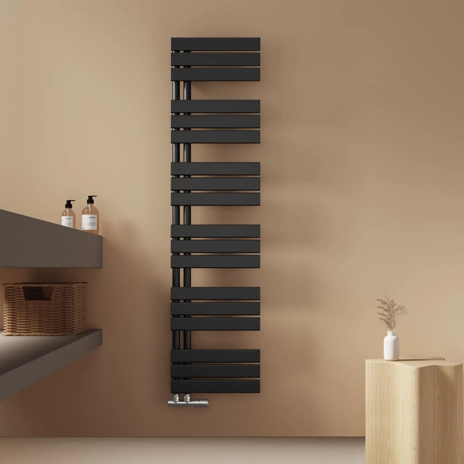 Schwarzer Emke Badheizkörper 160x40 cm als Handtuchwärmer im Badezimmer.
