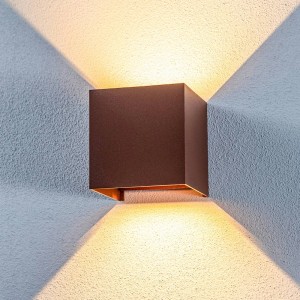 Moderne, braune Lindby LED Außenwandleuchte Nivar aus Metall, würfelförmig, mit warmweißem Licht.