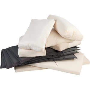 Wenko Vakuumbeutel Jumbo Cube XXL mit Textilien und Polstern gefüllt.