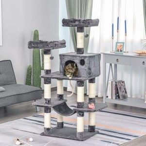 Grauer PawHut Katzenbaum mit Hängematte, Katzenhaus und Kratzstämmen. Katze im Haus.
