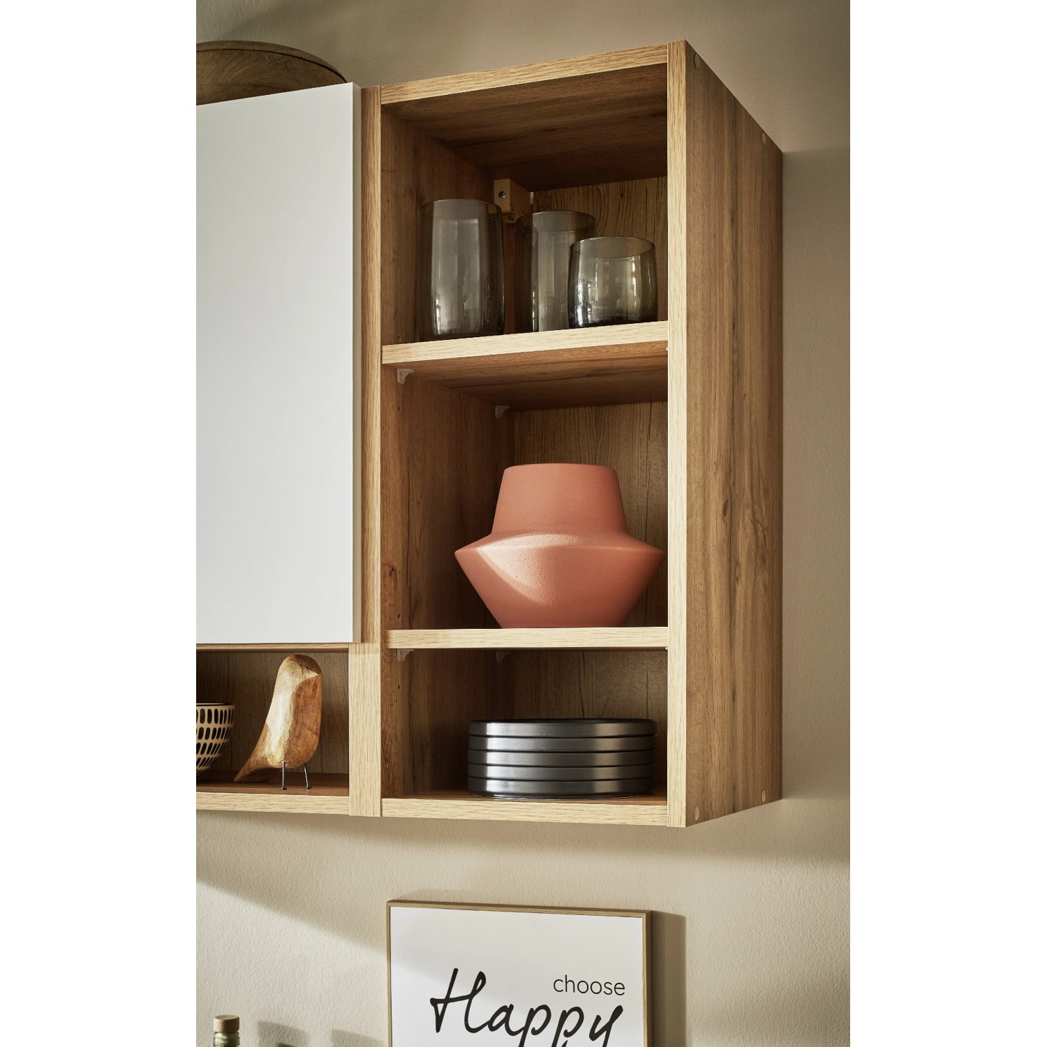 Detailansicht Respekta Küchenzeile Hilde LBBEKB220EWC, weiß, mit Holzregal und Deko.