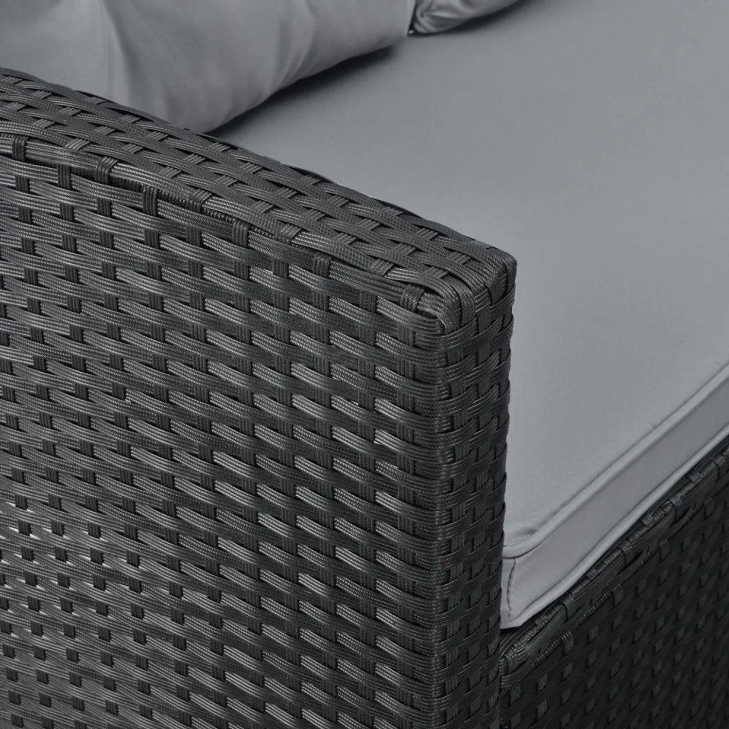 Schwarzes Polyrattan Svita Monroe Garten-Lounge Set mit grauen Kissen. Detail der robusten Sitzgruppe.