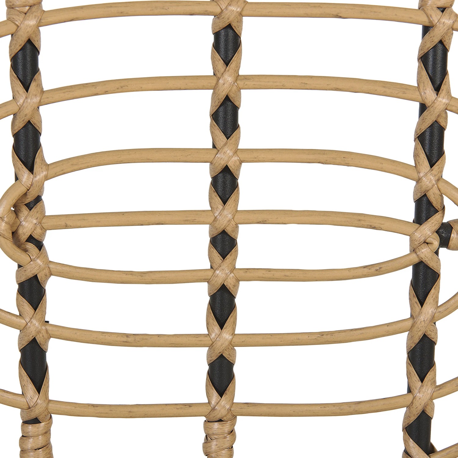 Detailaufnahme: Naturfarbener Gartenstuhl mit schwarzem Metallgestell und Rattan-Flechtmuster.