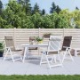 Vier taupefarbene Hochlehner-Auflagen aus Oxford-Gewebe auf weißen Gartenstühlen auf einer Terrasse.