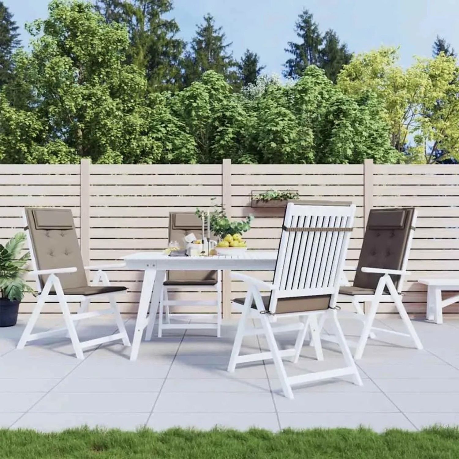 Vier taupefarbene Hochlehner-Auflagen aus Oxford-Gewebe auf weißen Gartenstühlen auf einer Terrasse.
