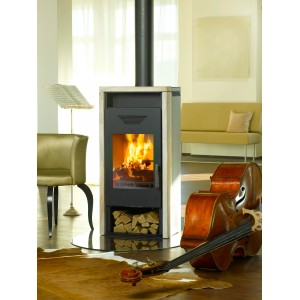 Wamsler Yara Kaminofen, Sandstein-Verkleidung, 8 kW, mit Holzscheiten im Brennraum.