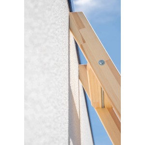 Detailaufnahme: Holz-Anlegeleiter mit 6 Stufen an einer Wand. Leiter aus Kiefernholz.