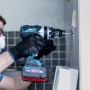 Anwender bohrt mit Bosch Expert Hard Keramikbohrer (4 mm) ein Loch in eine geflieste Wand.