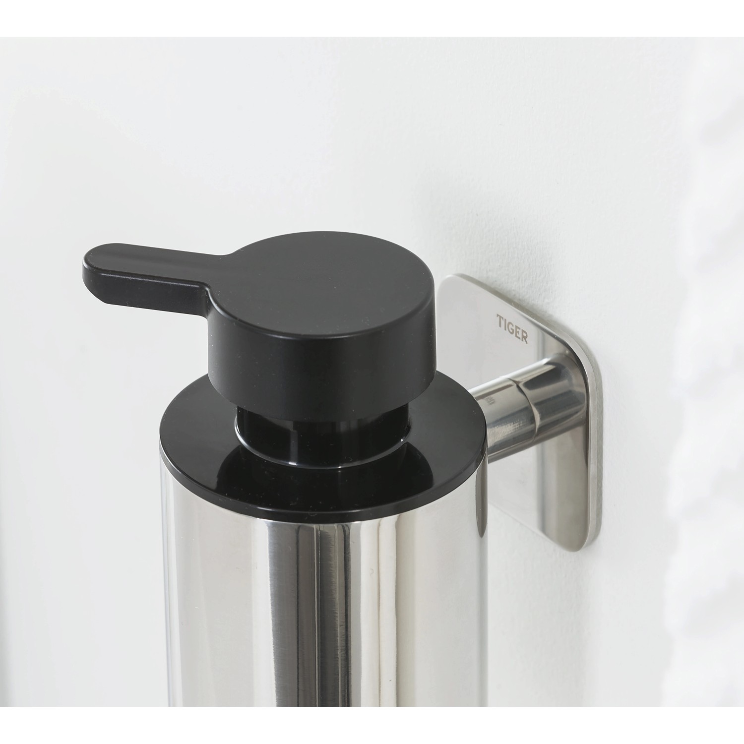 Tiger Colar Seifenspender, Edelstahl poliert, zur Wandmontage.