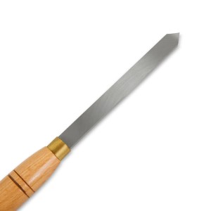 Detailaufnahme eines EBERTH Drechseleisens mit Holzgriff und scharfer Stahlklinge.