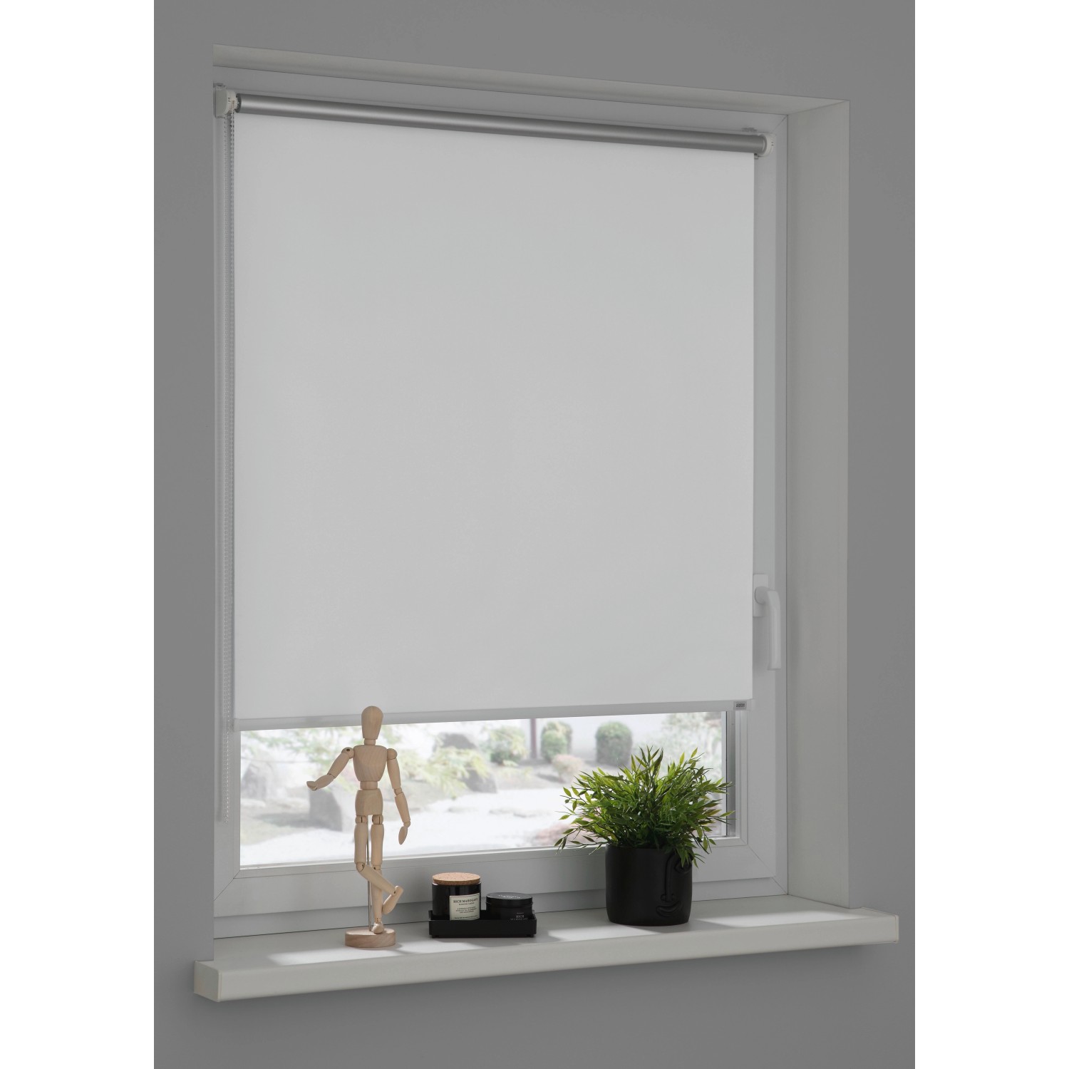 Weißes Thermo-Rollo (45x150cm) von Schöner Wohnen am Fenster, verdunkelnd und energiesparend.