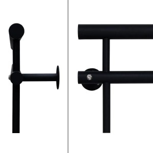 Detailansicht des schwarzen französischen Balkons aus pulverbeschichtetem Stahl. Matte Oberfläche, stabile Befestigung für Türsicherung.