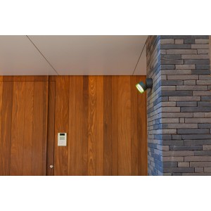 Anthrazitfarbene Lutec LED-Außenwandleuchte Dropsi an einer Backsteinwand.