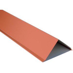 Ortgangwinkel in Ziegelrot für Trapezblech-Dach, Detailansicht.