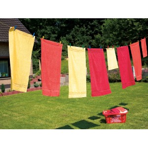 Bunte Wäsche auf einer Leine befestigt mit 20 Wäscheklammern.