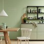 Helle Küche mit Wandfarbe Alpina Pure Farben Pistaziengrün. Beruhigende, matte Innenfarbe.