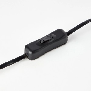 Detailaufnahme des schwarzen Schnurzwischenschalters der Tischlampe Amadora.