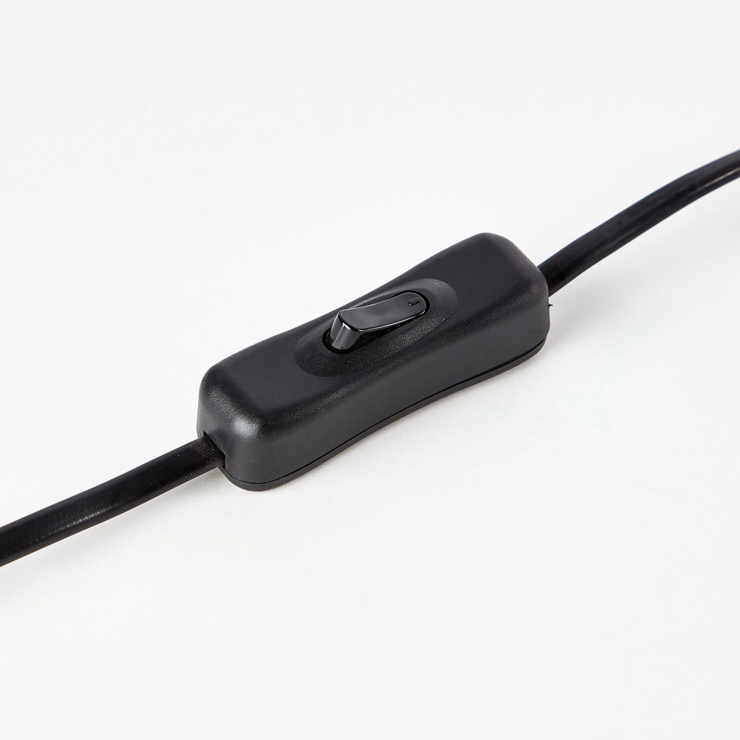 Detailaufnahme des schwarzen Schnurzwischenschalters der Tischlampe Amadora.