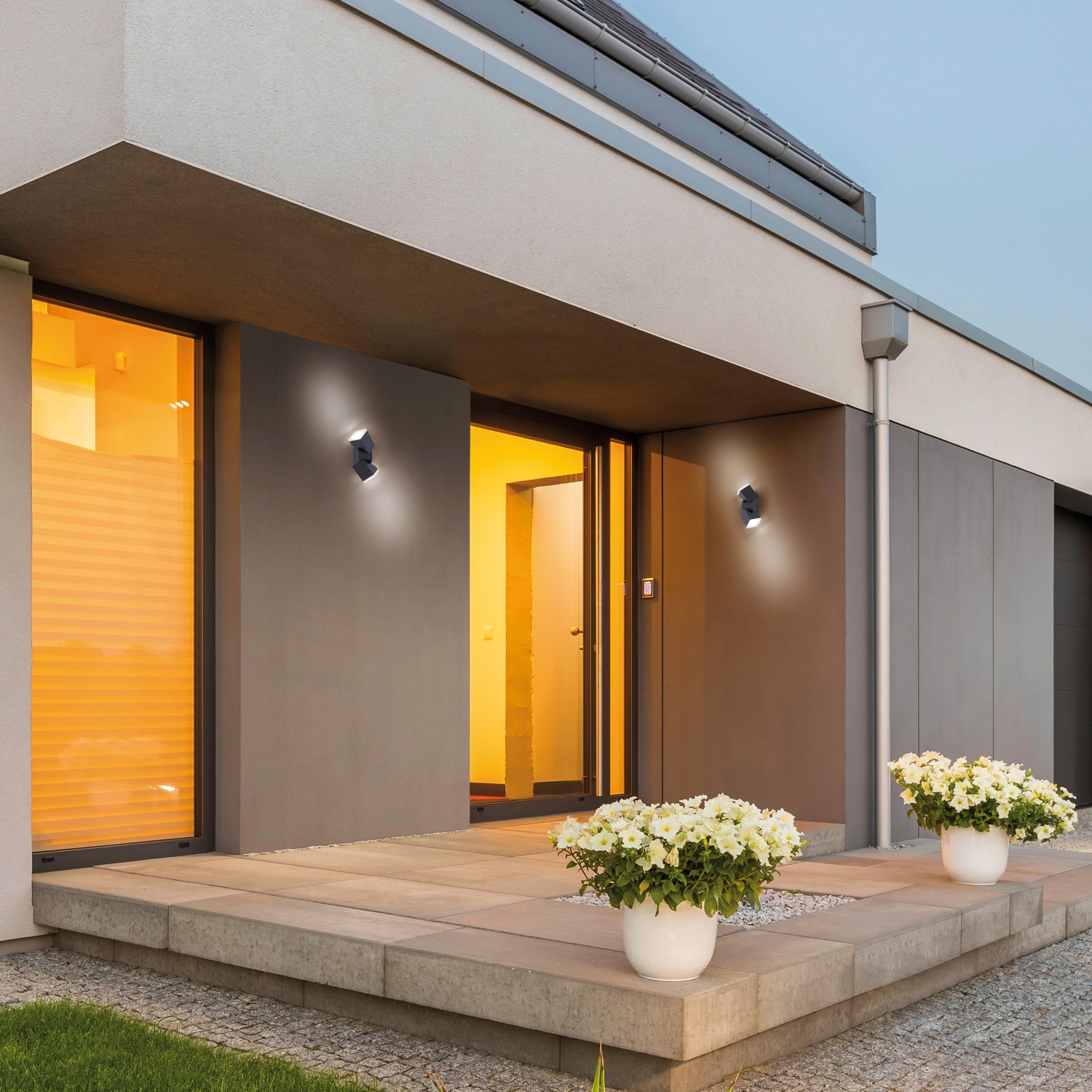 Anthrazitfarbene Paul Neuhaus LED Wandleuchte Ryan als Außenleuchte am Hauseingang.