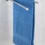 Wenko Handtuchhalter Basic, Edelstahl glänzend, mit blauem Handtuch an weißer Wand.