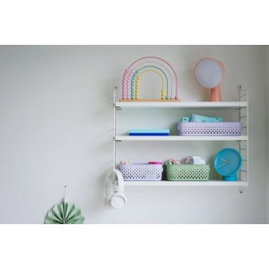 SmartStore Essence Slim Aufbewahrungskorb in Lavendel auf einem Regal mit Deko.
