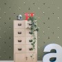 Olivgrüne ESTAhome Vliestapete mit kleinen Fußballspielern an der Wand, ideal für Kinderzimmer.