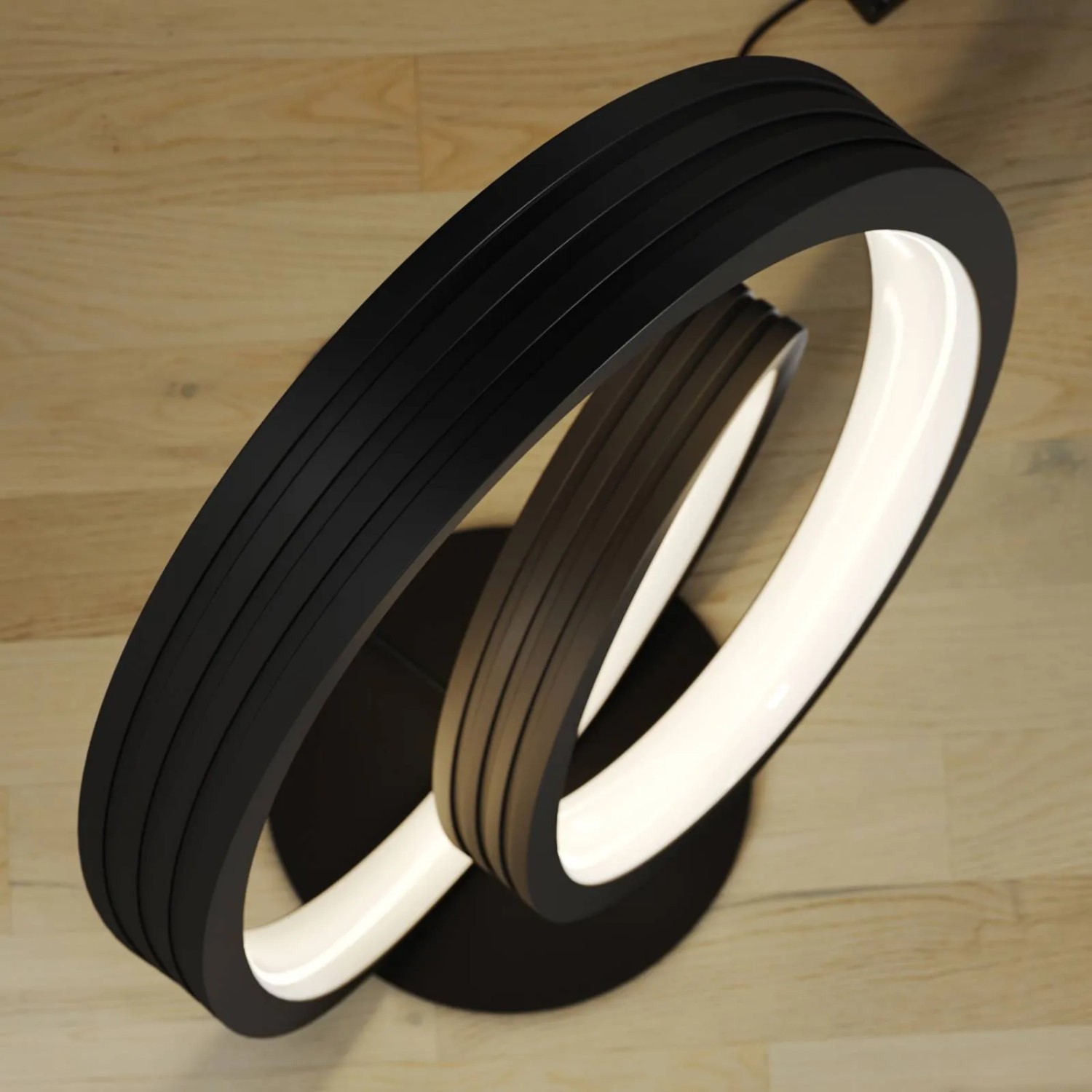 Moderne, dimmbare LED Stehlampe Bronwyn in Schwarz. Wohnzimmerleuchte aus Aluminium mit verschlungenen Bögen.