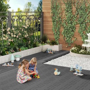 WOLTU WPC Terrassenfliesen in Grau, verlegt auf einer Terrasse mit spielenden Kindern.