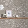 Bricoflor Vliestapete mit floralem Rankenmuster in Silber und Grau für Wohn- und Schlafzimmer.