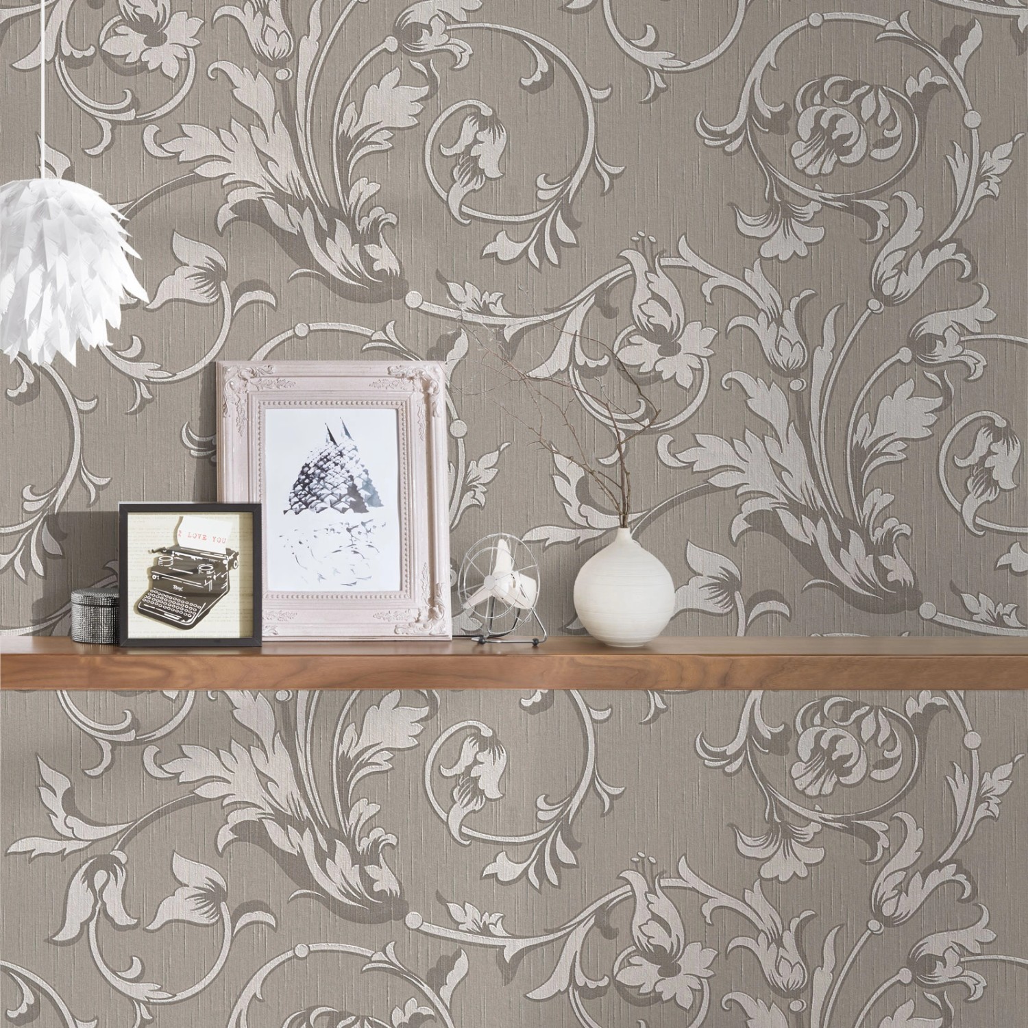 Bricoflor Vliestapete mit floralem Rankenmuster in Silber und Grau für Wohn- und Schlafzimmer.